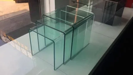 Mesa lateral moderna de vidro curvo em cor transparente